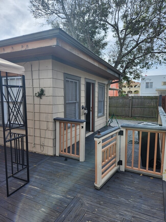 Entrance 2 - 915 Oleander Ave