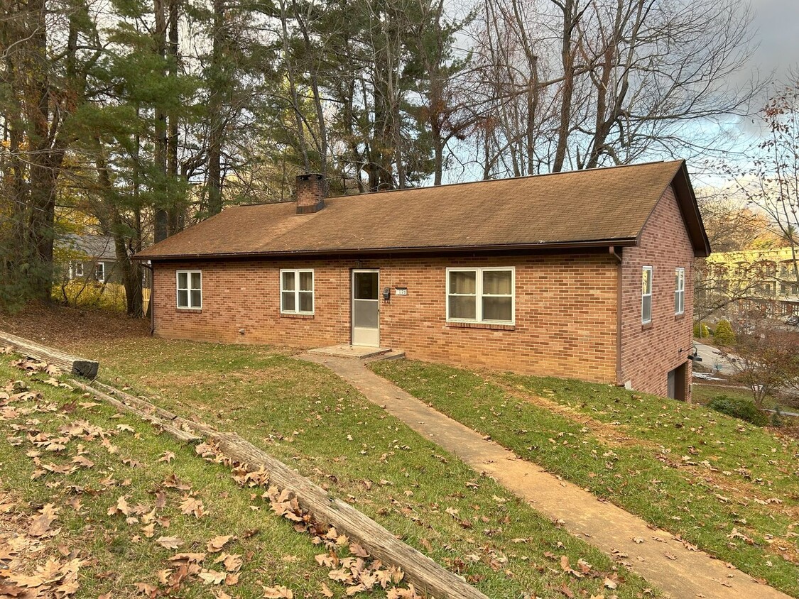 Foto principal - Charming In-Town Brick Ranch with Ample St...