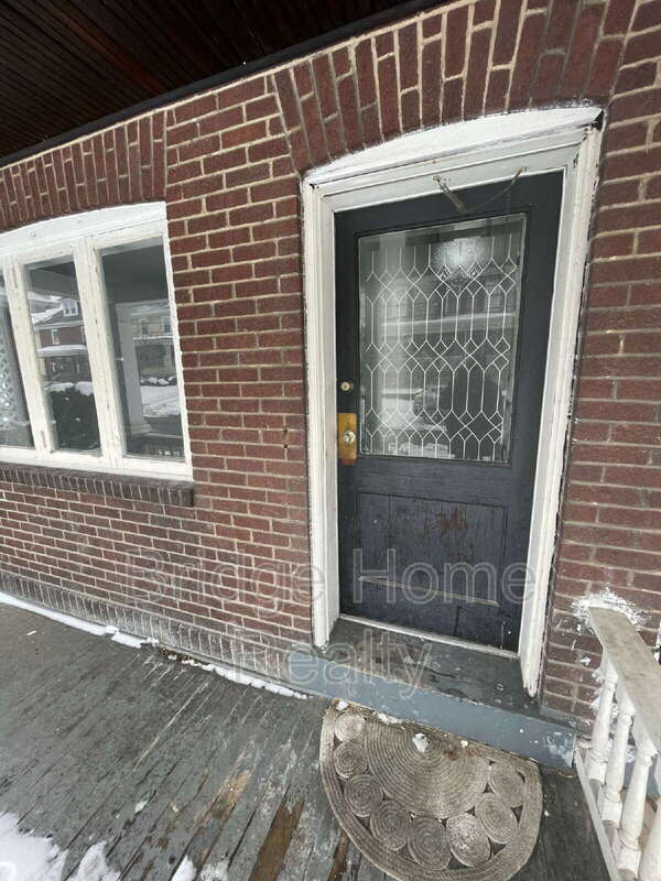 Building Photo - 136 S Spring Ave