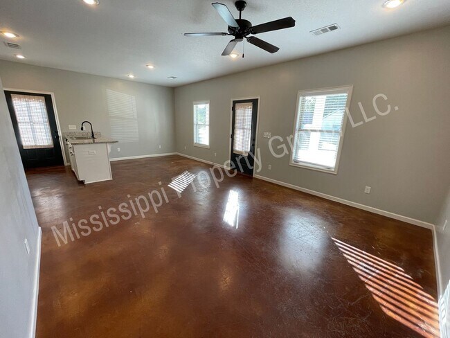 Building Photo - 3BR/2BA Home