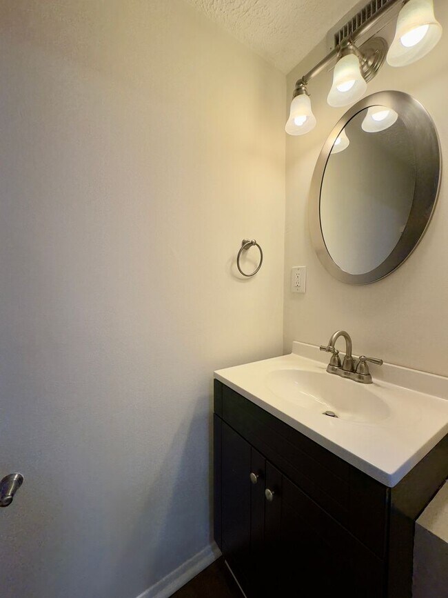 Building Photo - Charming 2 Bedroom/1.5 Bathroom End-Row To...