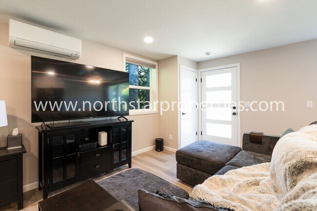 Building Photo - Charming Studio Apartment in First Additio...