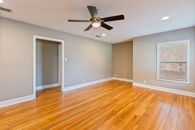Building Photo - Beautiful 3 bedroom, 2 bathroom home in Ce...