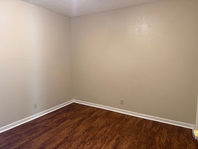 Building Photo - Great downstairs apartment close to it all