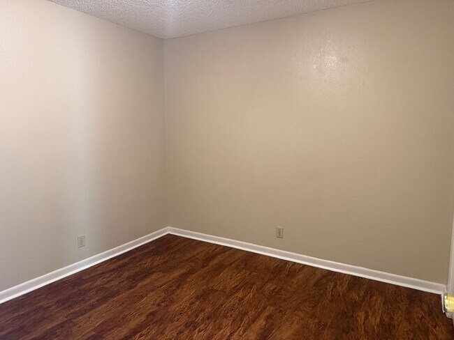 Foto del edificio - Great downstairs apartment close to it all