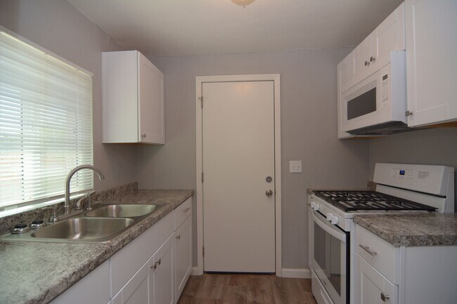 Building Photo - Remodeled 1 Bedroom 1 Bath Duplex! Central...