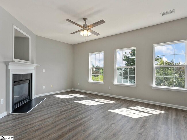Building Photo - 118 Forsythia Dr