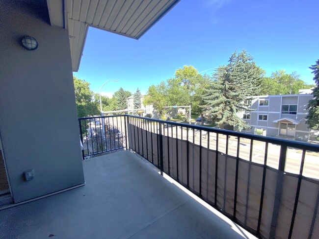 Building Photo - 9907-9907-91 91 Ave NW