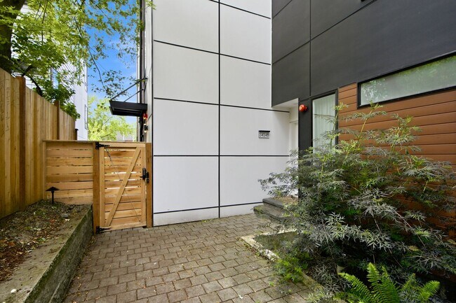 Building Photo - 3B3B cozy townhome