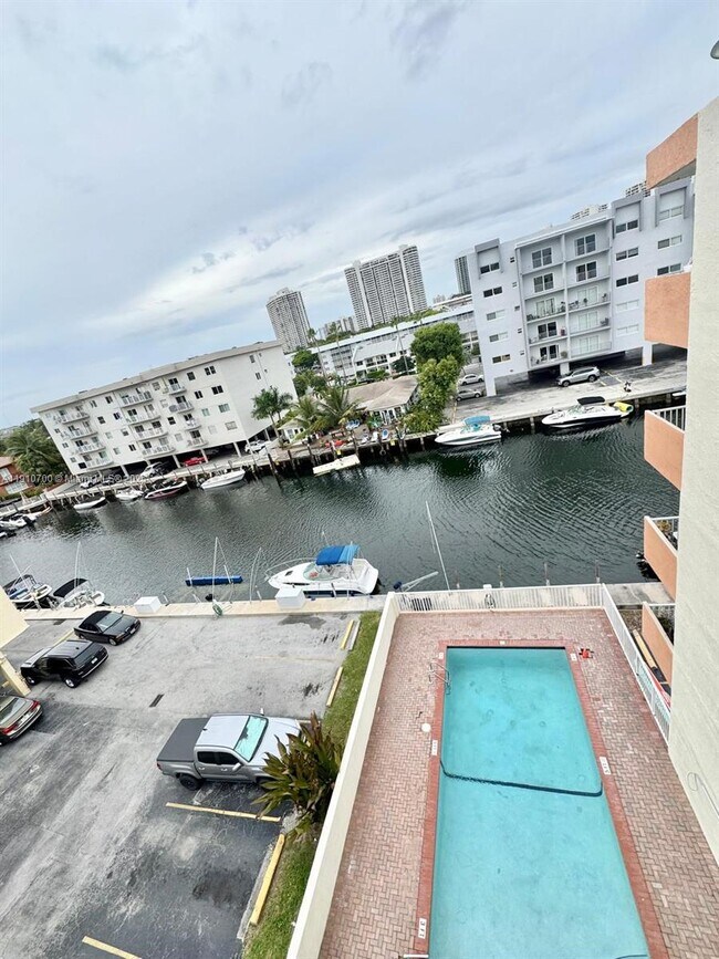 Foto del edificio - 3615 NE 167th St