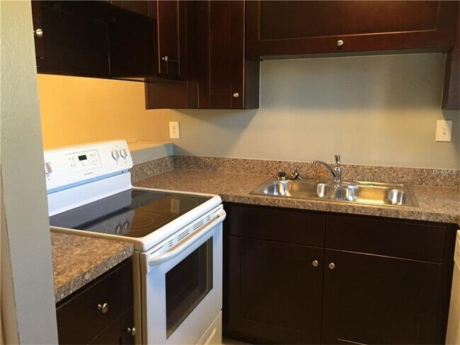 Kitchen - 4001 Beneva Rd
