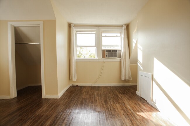 Building Photo - 626 Park Ave