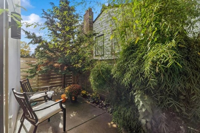 Building Photo - 2 bedroom in Seattle WA 98115