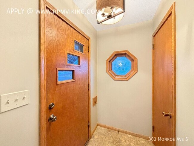 Building Photo - 4br 2ba 2cg Bungalow with fenced in Yard ~...