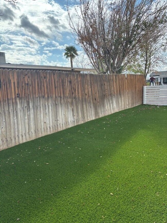 Foto del edificio - adorable 1 bed 1 bath with backyard private