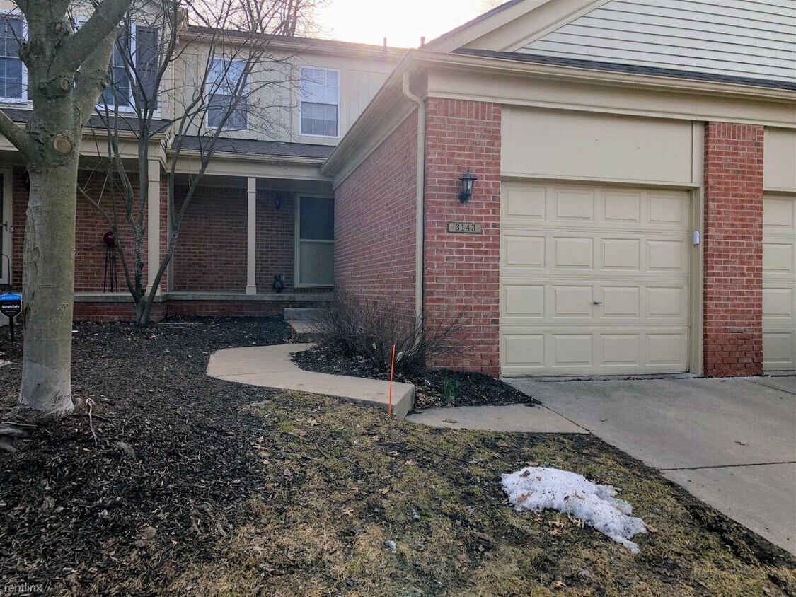 Foto principal - 3143 Village Cir S