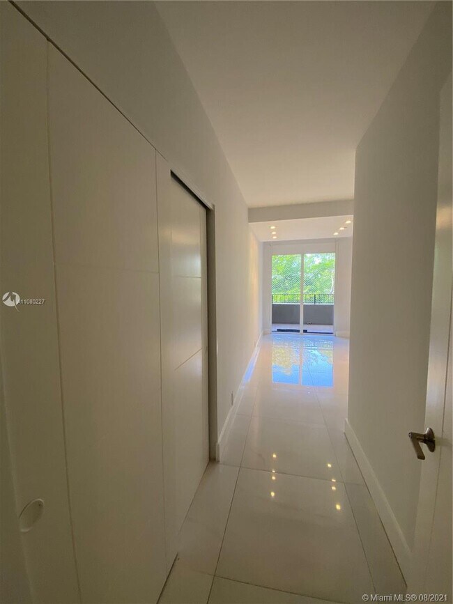 Building Photo - 181 Crandon Blvd