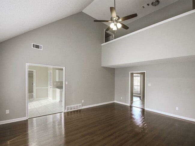 Foto del edificio - Charming 6 bed, 3 bath home on corner lot between S. Germantown and Hacks Cross.