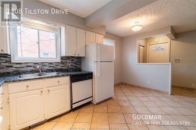 Building Photo - Look at this yard!  Also comes with a house - 3 bedroom 1 bath