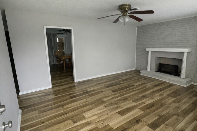 Foto del edificio - 730 Bradley Dr