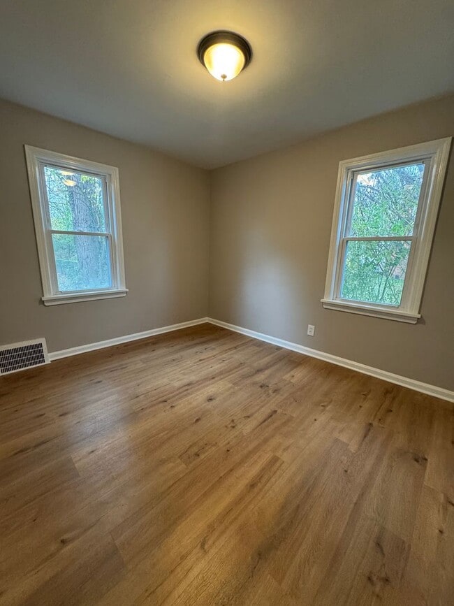 Building Photo - 3 bd , 1.5 baths remodeled Bungalow