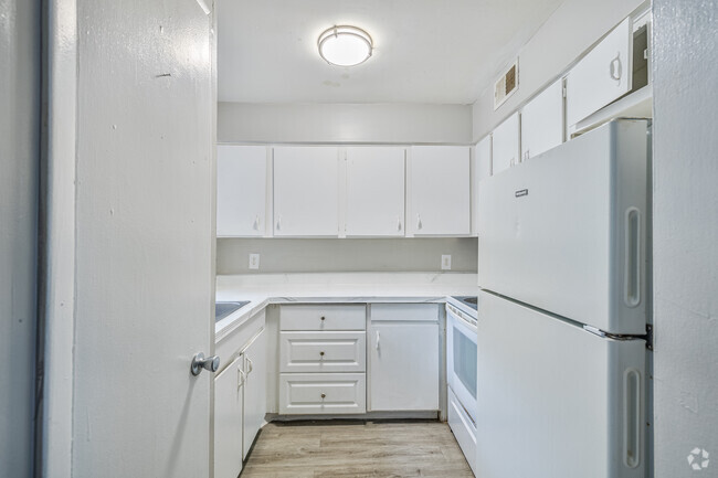 1BR, 1BA - 700SF - Kitchen - Reserve Waters