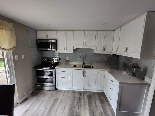 Building Photo - Spacious Basement Apartment (2 Bed, 1 Bath...