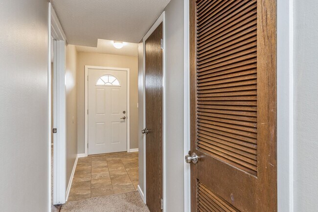 Foto del edificio - UPDATED CONDO!! 2 Bedroom, 1 Bathroom Condo In Ankeny