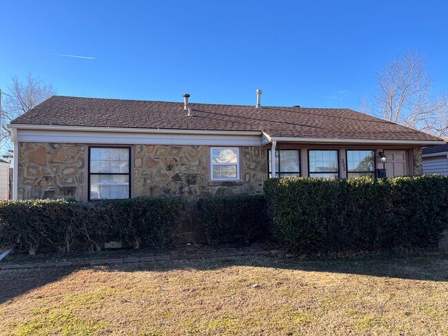 Building Photo - 3 Bed 1 Bath in Midwest City!