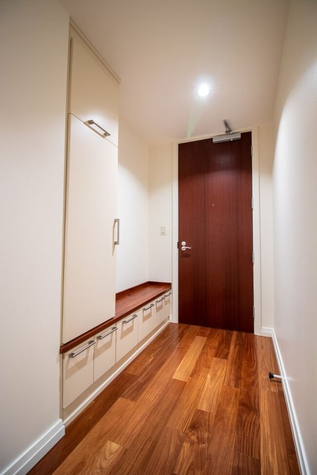 Building Photo - 1bd/1.5ba Bellevue Condo