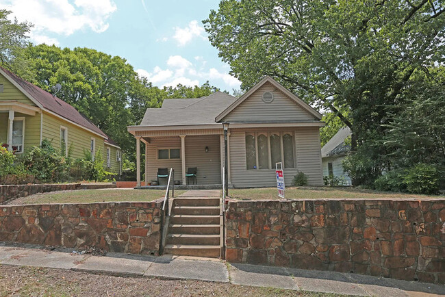 Building Photo - Stunning three-bedroom, two-bathroom home