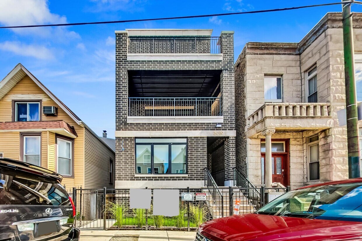 Primary Photo - 3019 N Clybourn Ave