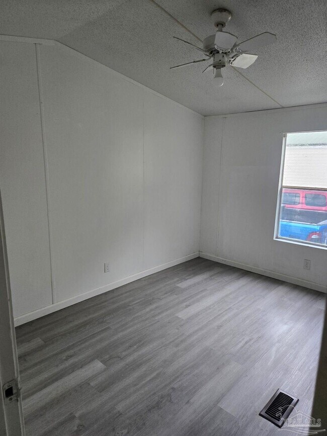 Foto del edificio - 5675 Saufley Field Rd
