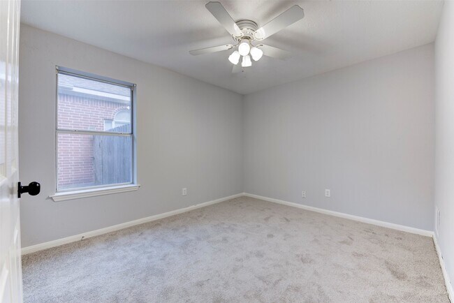 Foto del edificio - 9026 Eaglecove Dr