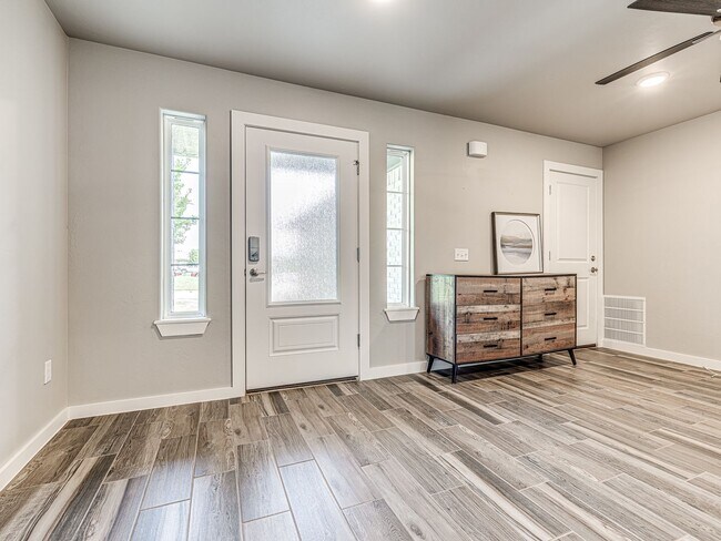 Foto del edificio - Newer home in the heart of OKC + 5 bedrooms + 5 bathrooms + 2 car garage