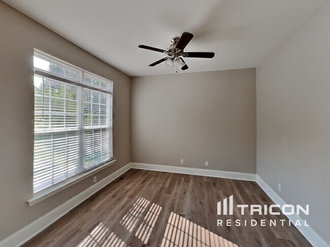 Building Photo - 108 N Honey Locust Dr