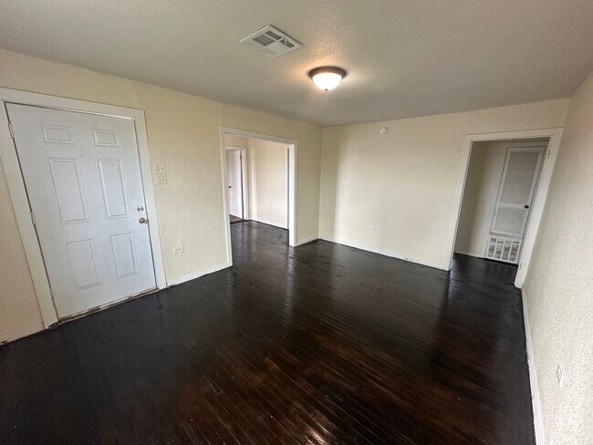 Foto del edificio - 3921 Roselawn Dr