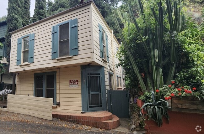 Building Photo - 586 Woodland Dr