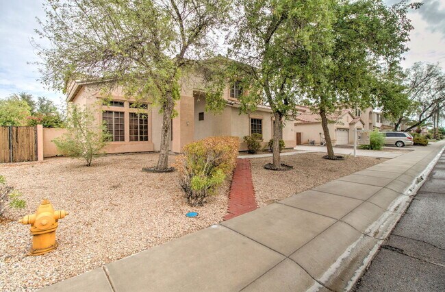 Building Photo - 2026 E County Down Dr