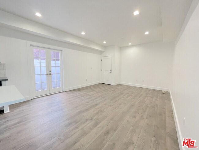 Building Photo - 1209 N Beachwood Dr