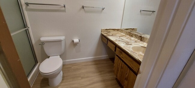 Baño del dormitorio principal. - 9150 Gramercy Dr