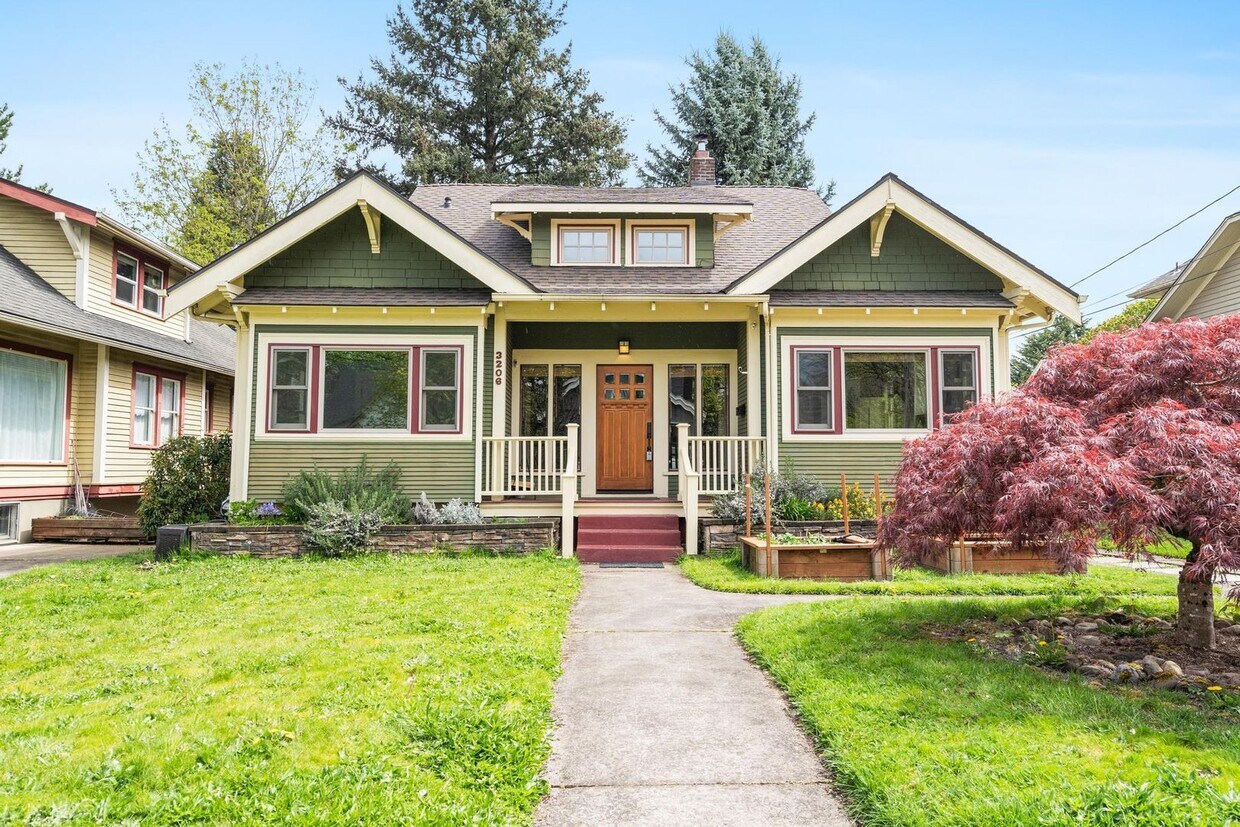 Primary Photo - Gorgeous 4-bdrm/2.5-bath Craftsman in desi...