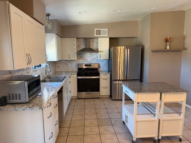 Foto del edificio - 3 bedroom 2 bath Next to PDS Elementary Sc...