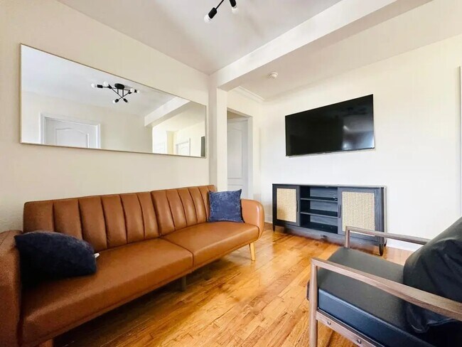 Foto del edificio - Furnished room/NOT APARTMENT