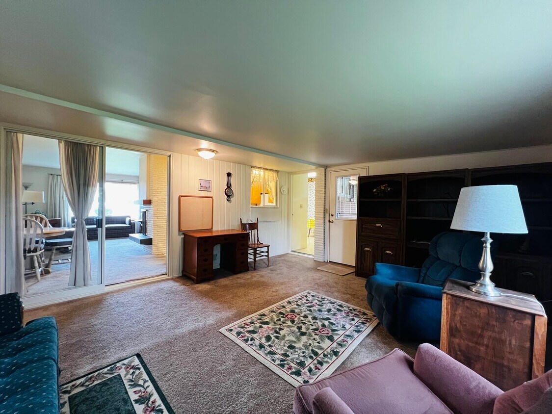 Primary Photo - Fully Furnished home- perfect for traveling medical professionals!