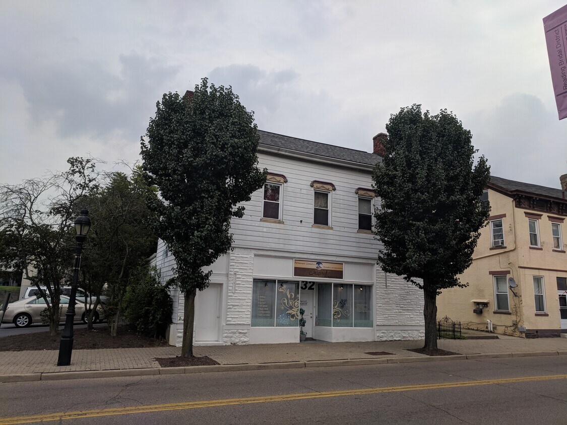 Apartment above store front - 132 W Benson St