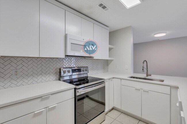 Foto del edificio - Welcome to 1117 Westbury – Modern Living w...
