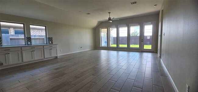 Foto del edificio - 5614 Vintage Oaks Ln