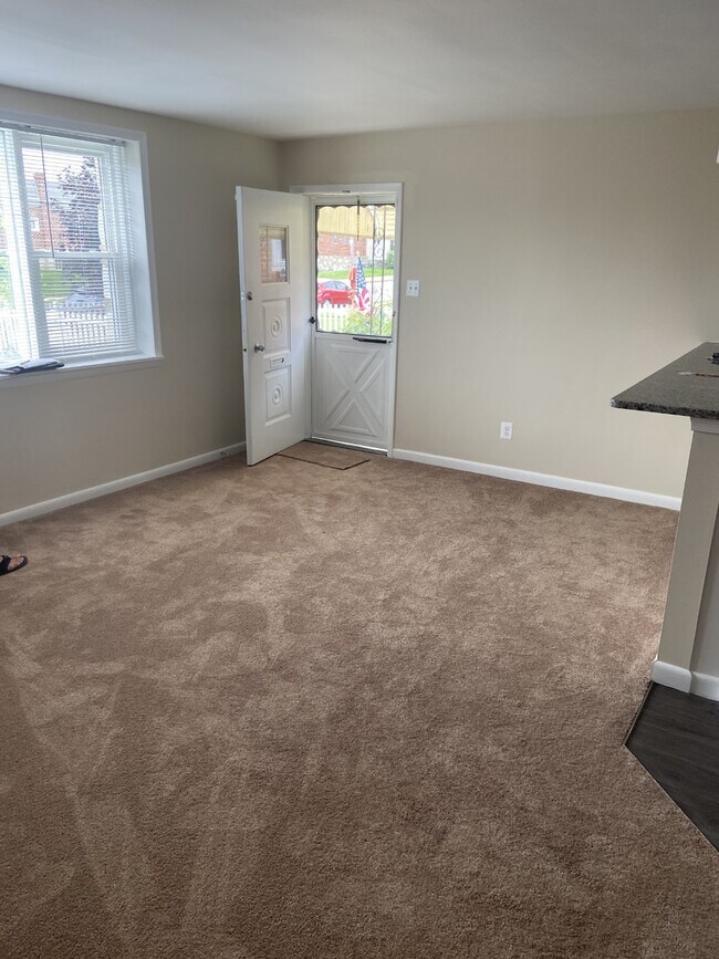 Living room - 8718 Frontenac St