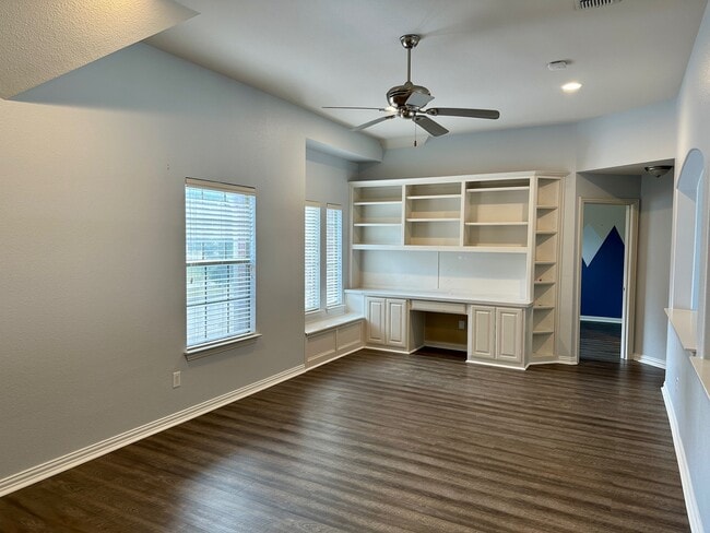 Building Photo - 928 Falcon Dr